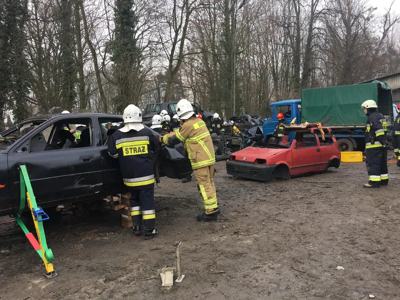 Ćwiczenia strażaków z użyciem wraków aut