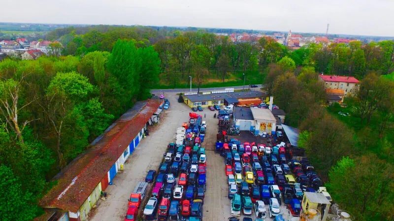 Plac stacji demontażu pojazdów w Kędzierzynie-Koźlu widziany z drona